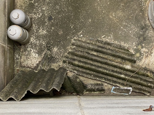 破損した大波スレートの破片がボンベ庫内に落ちている