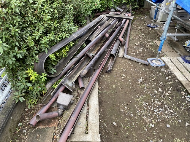 既存の雨樋を解体し集めてある状態