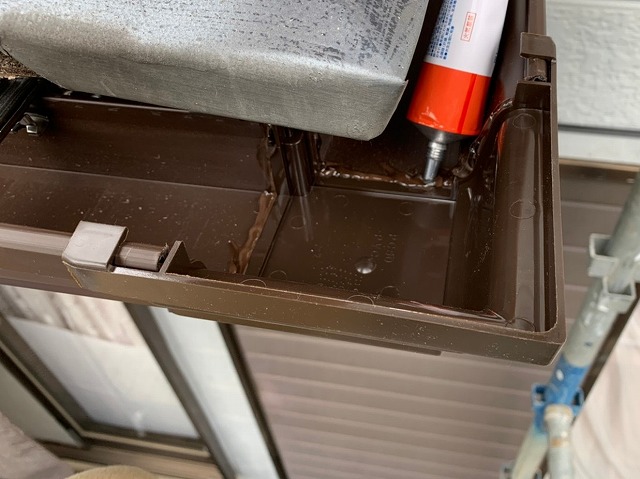 軒樋のコーナー部分の継手の内側にも接着剤を塗布