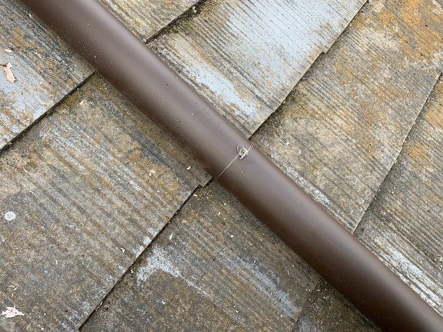 這い樋がズレないように番線でしっかり結束