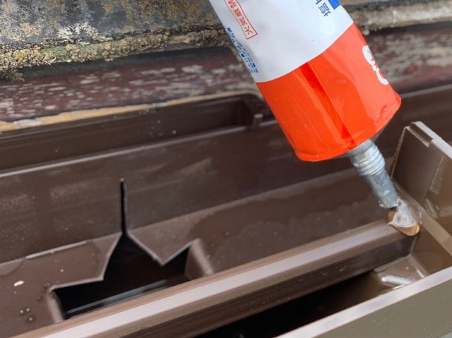 集水器のズレを防止する為に集水器にワンポイント接着