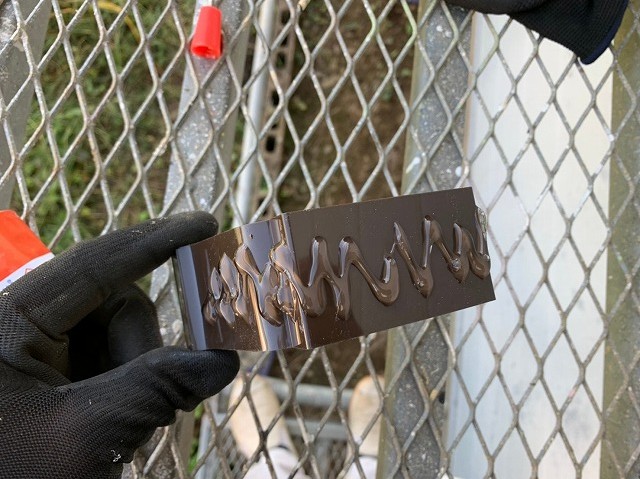 接着剤を波上に塗布した雨樋の継手