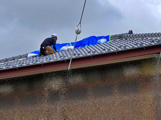 葺き替え中に雨が降った場合の対策