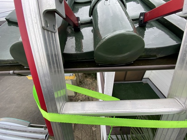 横倒れを防止する為に梯子を緑色のバンドで固定