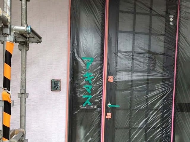 玄関ドア廻りの養生