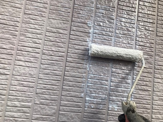 ミラクシーラーエコを外壁サイディングに塗布中