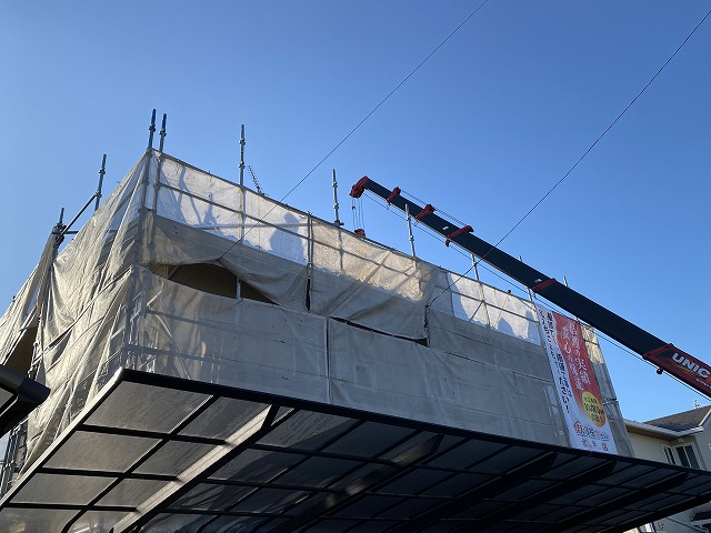 ユニックを使用し解体した瓦を降ろします