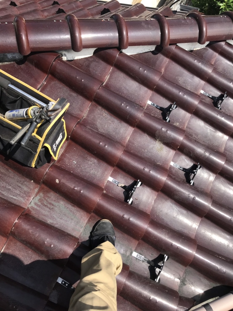 後付け雪止めを千鳥施工している日立市の屋根