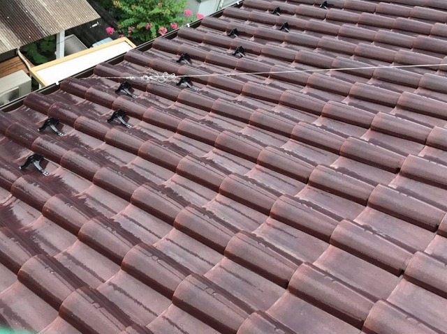 隣地に配慮して付けられた後付け雪止め