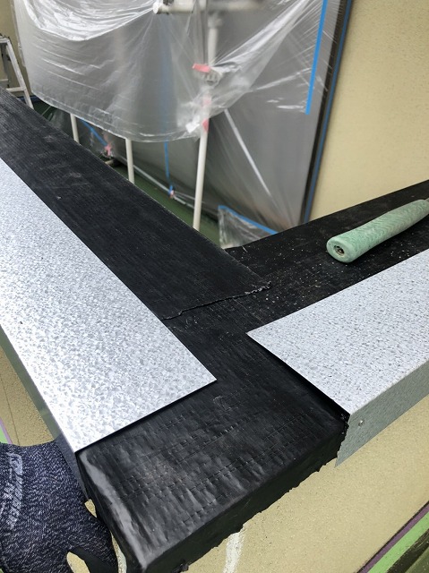 軒先に取り付けたガルバリウム製唐草