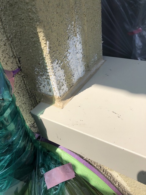 壁との取り合い部と笠木板金をしっかりコーキング