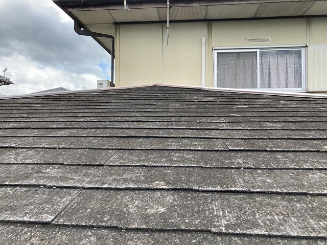 経年により塗膜が完全に剥がれて状態のスレート屋根材