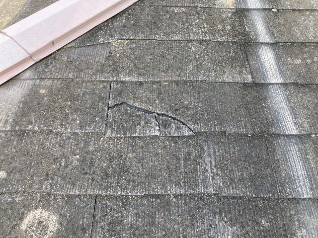 スレート屋根材が割れているひたちなか市の屋根調査現場