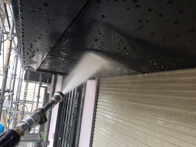 軒天に高圧洗浄をかける職人