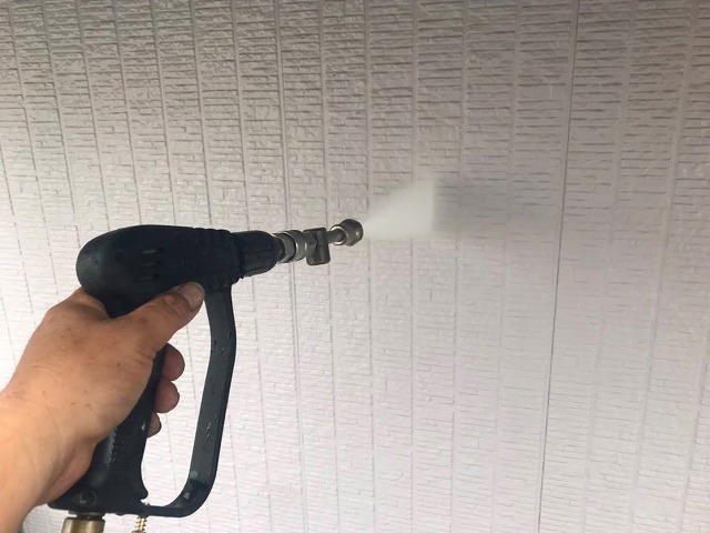外壁に高圧洗浄をかける