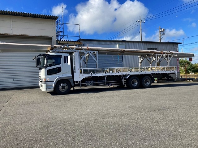 桜川市の屋根カバー工法で使用する折板屋根を積んできた大型トラック