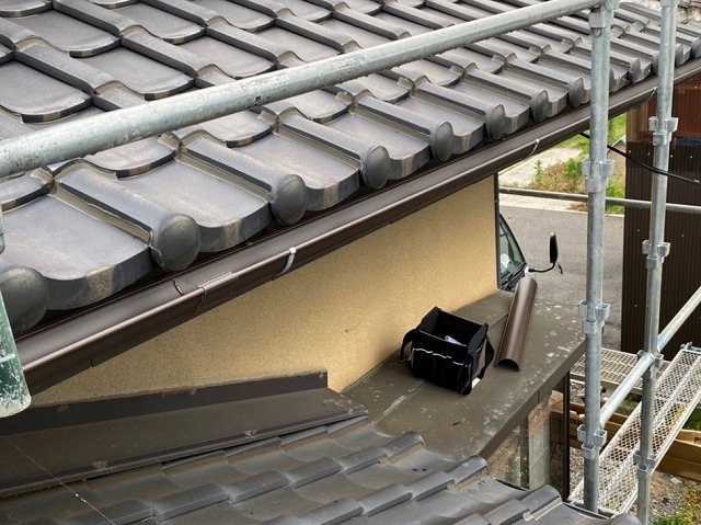 雨樋交換工事先に2階から施工