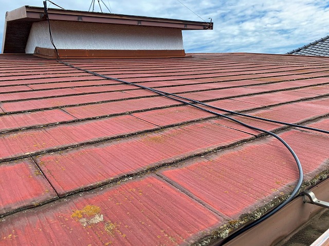 塗膜の劣化状況が悪いスレート屋根