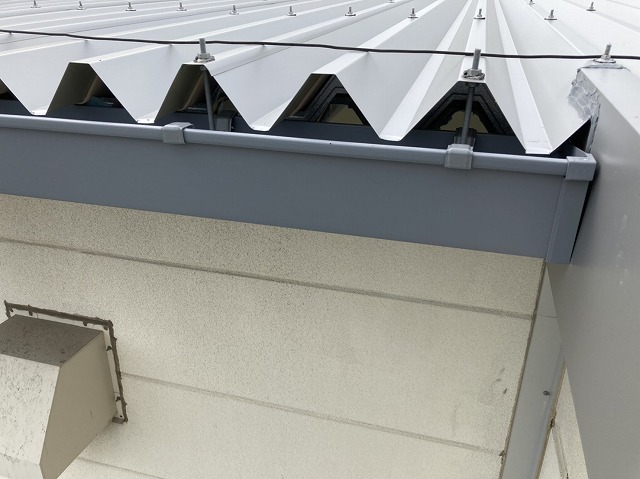 桜川市で施工中の折板屋根に新しく取り付けた大型雨樋