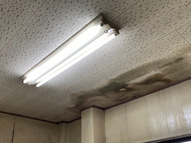 酷い雨漏りを起こしている現場