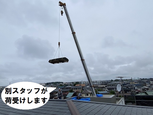 結城市のマンションでの屋根工事は荷揚げをクレーン車で行います