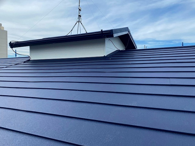 スレート屋根にスーパーガルテクトをカバー工法した現場