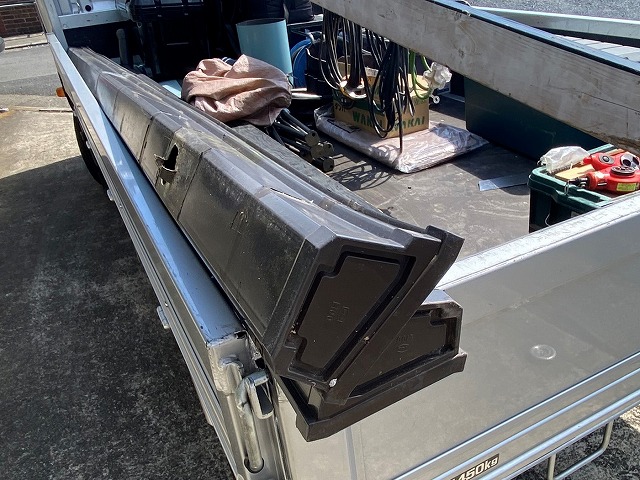 古い雨樋を外しトラックの荷台に載せた