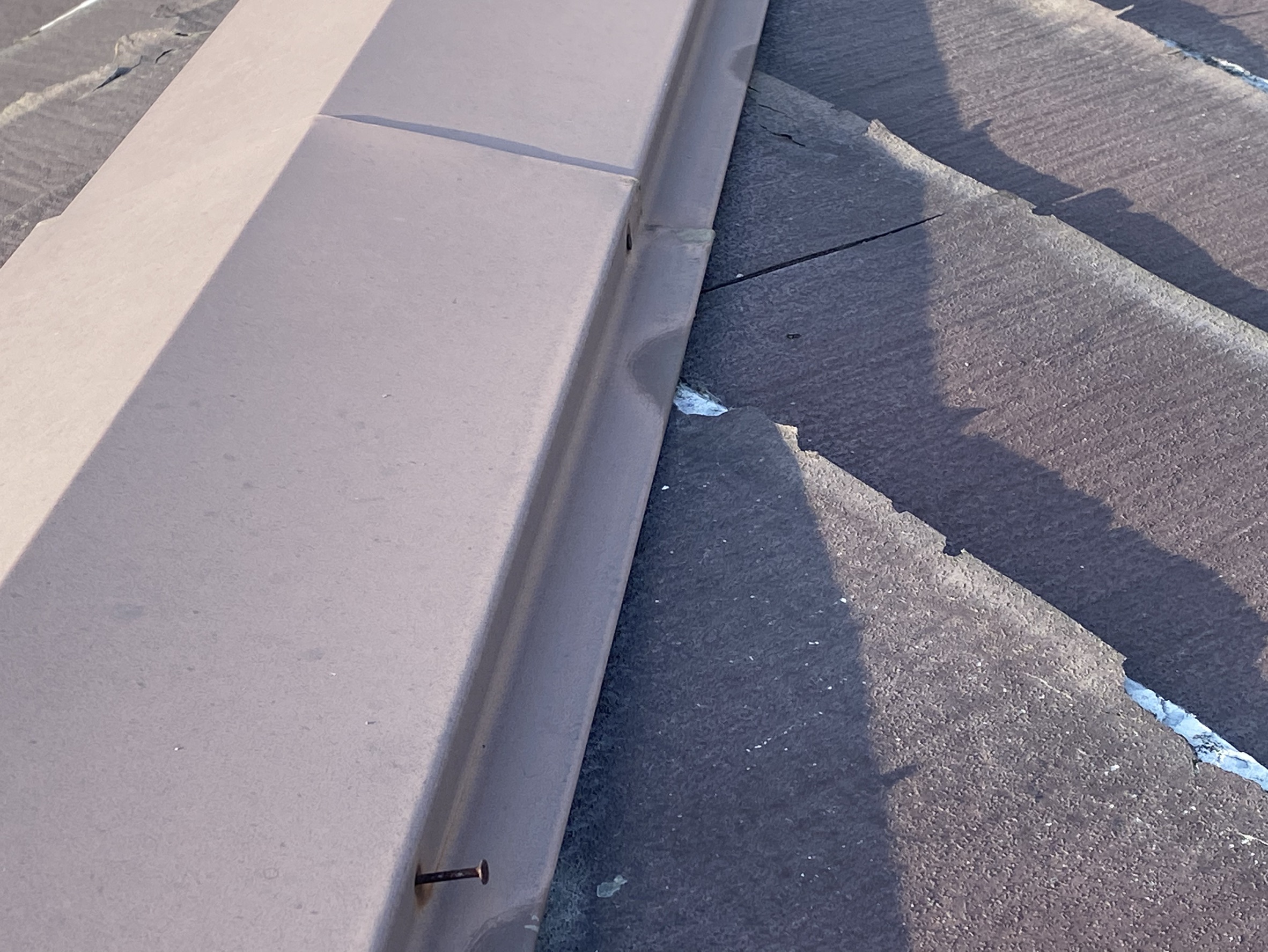 ほどんど効いていない棟板金の釘