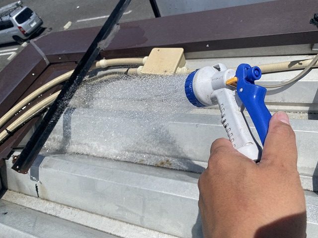 折板屋根の面戸に行う散水調査