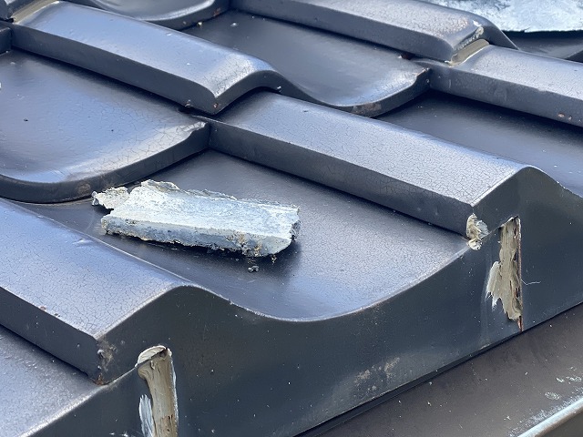 漆喰が剥がれ、軒先まで落ちている