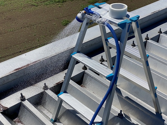 エプロン面戸に散水調査を行っている風景