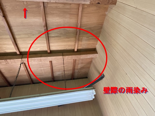 天井材の野地板に雨漏り跡多数