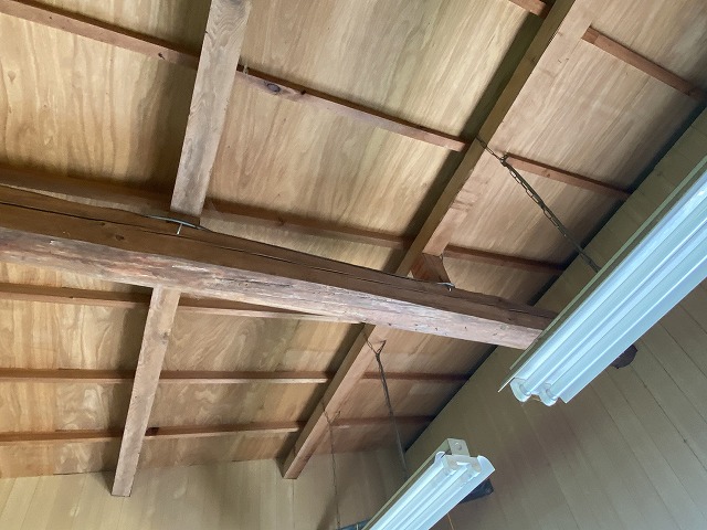 トタン屋根雨漏り天井材なし