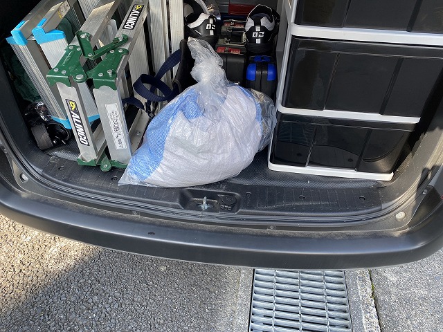 撤去したゴミを土嚢に入れ、車両に積み込んだ