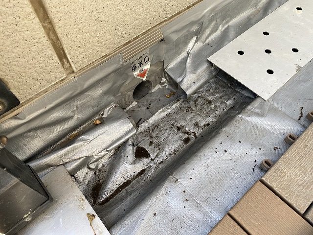 シート防水の排水溝部分に施されていた補修跡