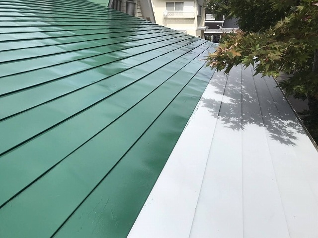 ログハウス金属屋根遮熱塗料中塗り