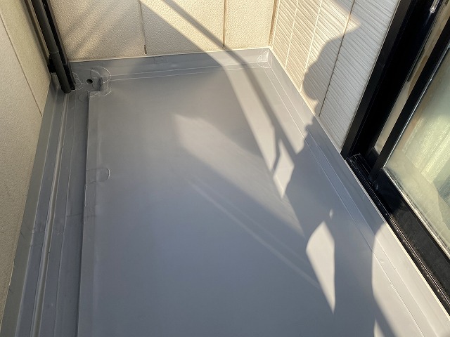 絶縁工法でのシート防水工事が完了した2階のベランダ