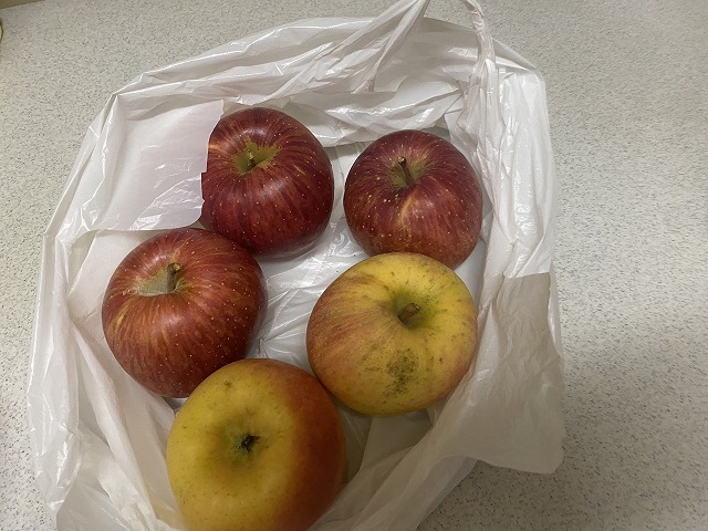 お客様から頂いた5つのリンゴ