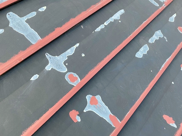 屋根材の錆が発生していて部分に、ケレン後に錆び止め塗布