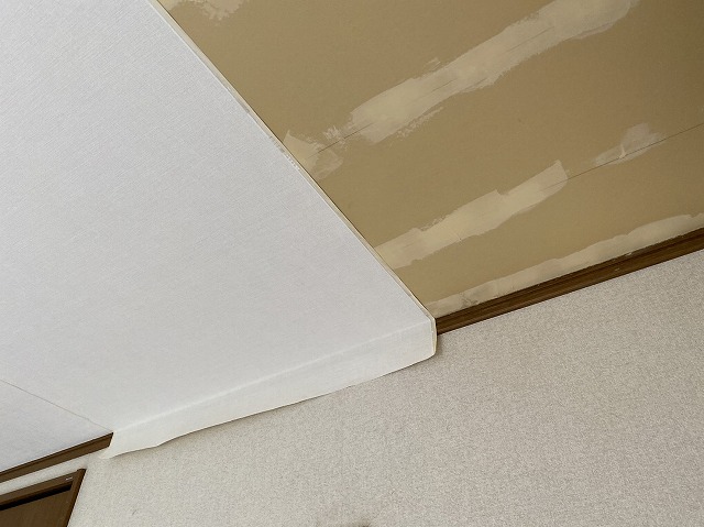 天井クロス施工を開始