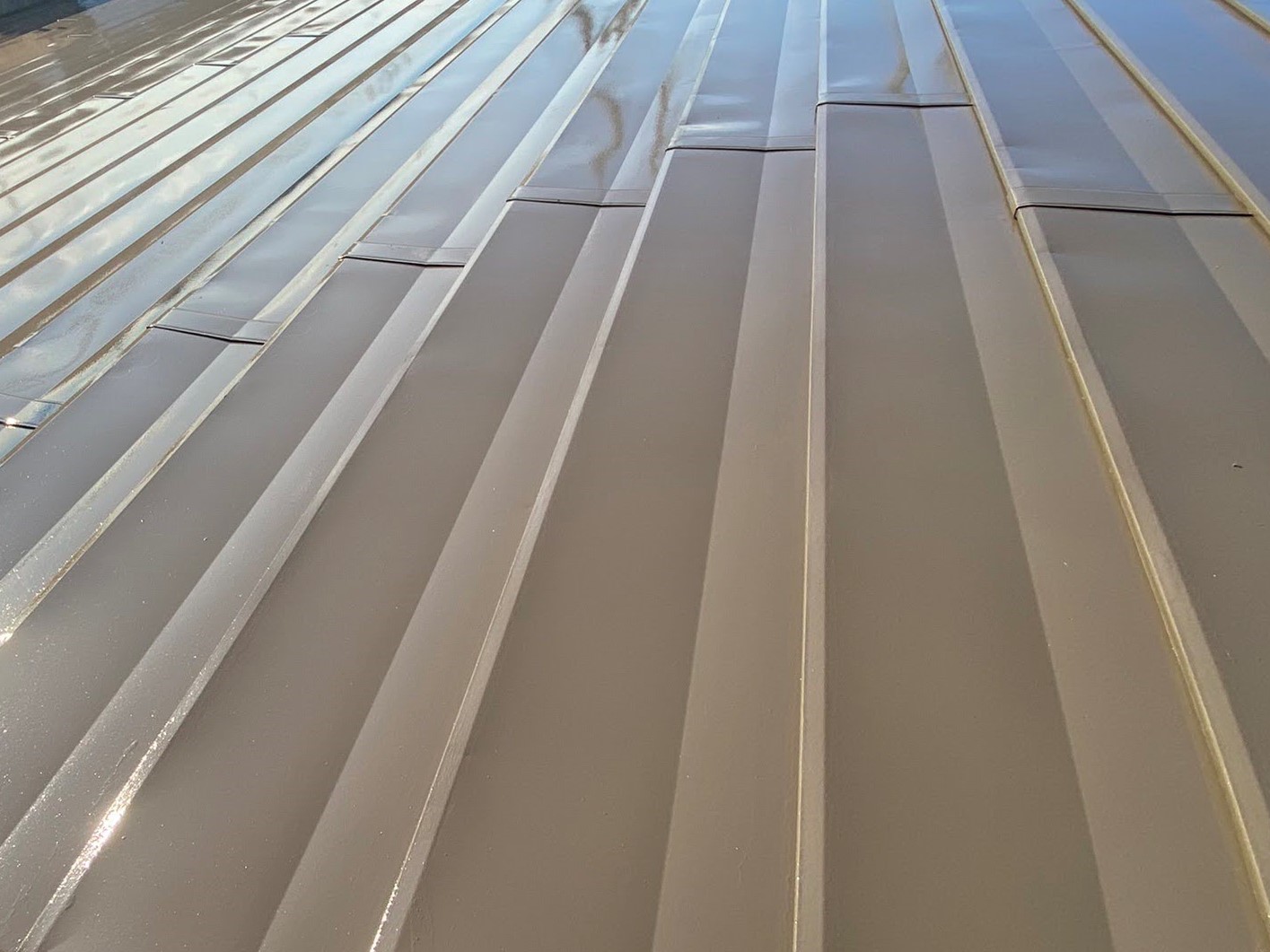 金属屋根への屋根塗装が完了した現場