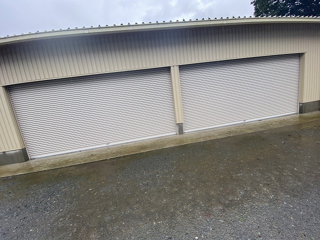ガレージ正面の電動シャッター×2