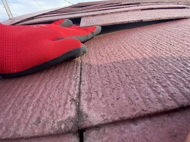 手がすっぽり入るほど隙間が開いていたスレートコロニアル