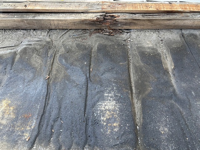 トタン屋根を撤去して防水紙の状態を確認