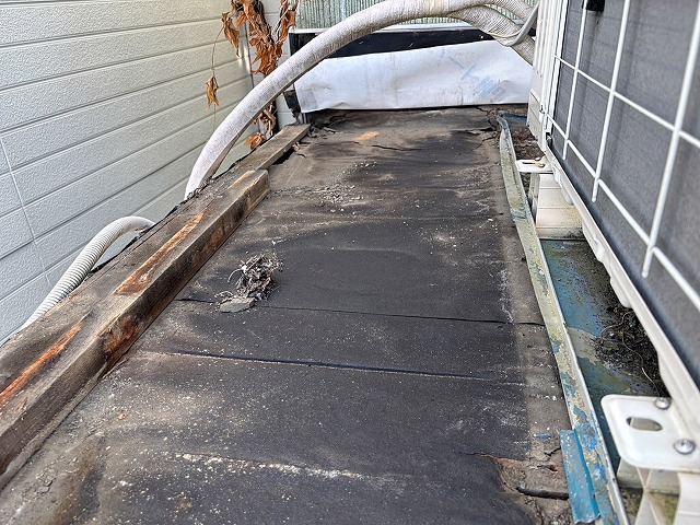 劣化なかなり進行した築45年の防水紙