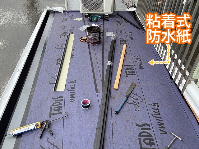 張り直した野地板に粘着式防水紙を敷設