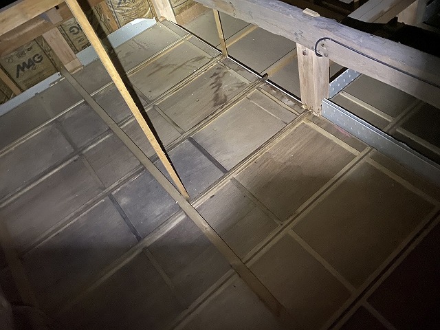 屋根裏からの雨漏り調査イメージ