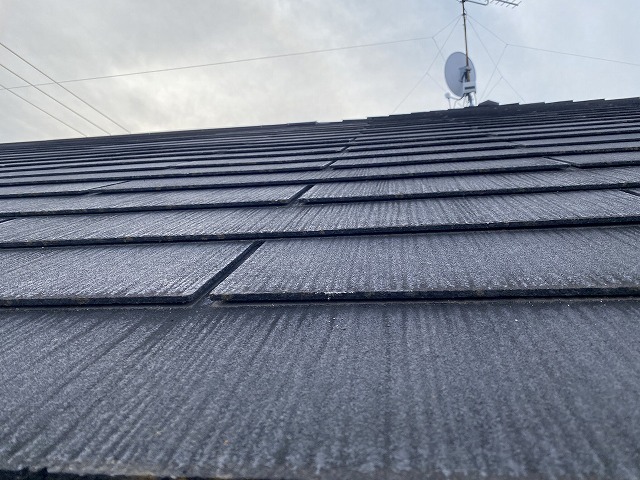 軒先側からみたスレート材であるグリシェイドグラッサ