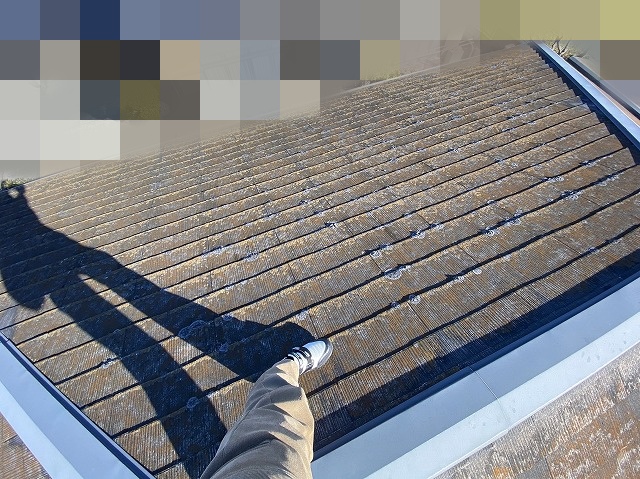 常陸大宮市の寄棟屋根の登頂部に立つスタッフ