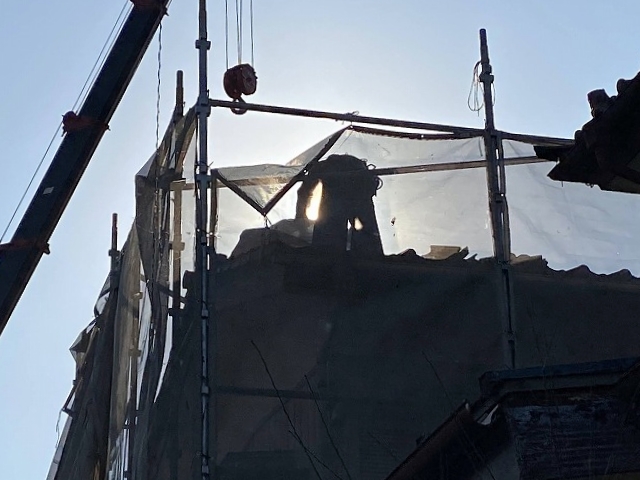 セメント瓦屋根解体防塵ネットで保護